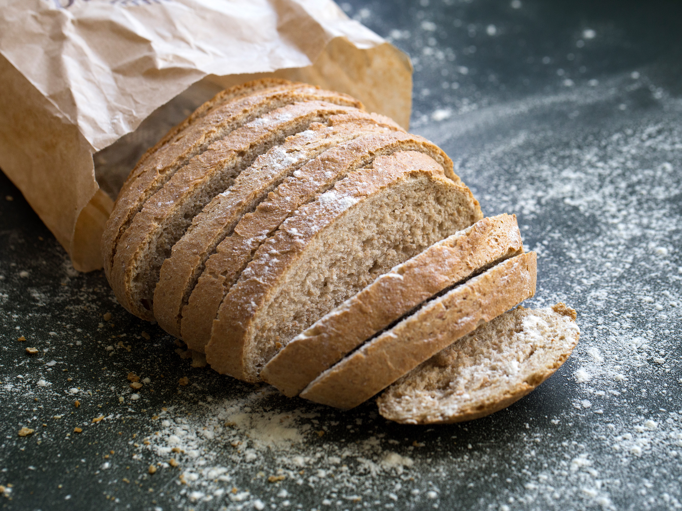 Bread eat. Хлеб. Хлеб из обойной муки. Белый хлеб. Цельнозерновые булочки.